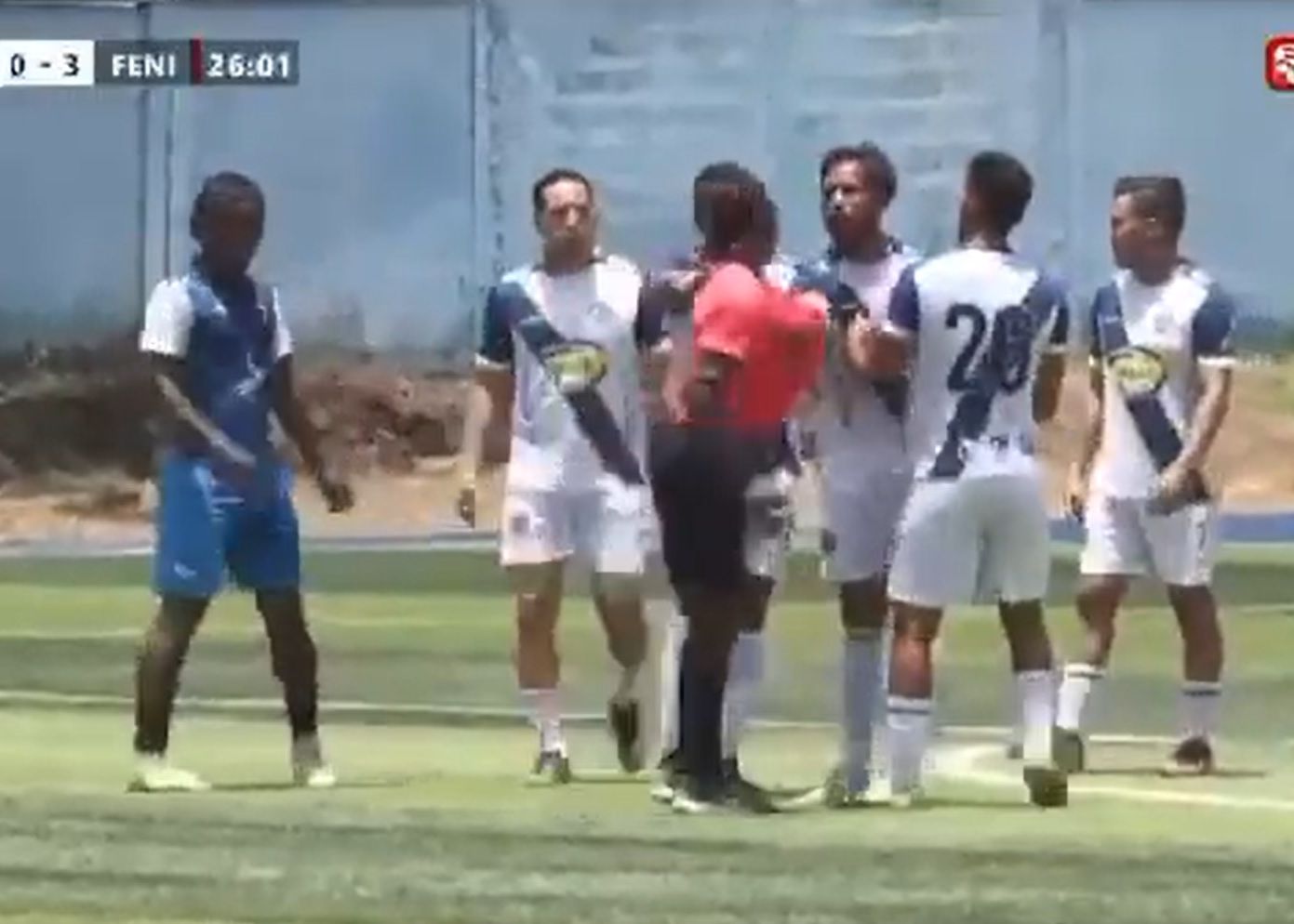Întâmplare șocantă pe un teren de fotbal! Arbitrul l-a luat la bătaie pe un jucător: De la ce a pornit scandalul